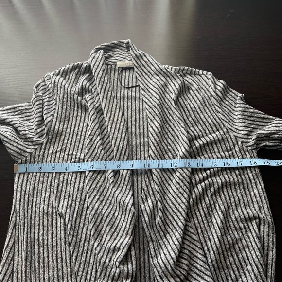 Le Lis waterfall cardigan stripe cozy open front jacket sweater gray black M - Picture 9 of 9